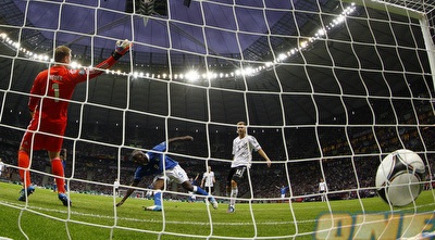 באלוטלי כובש בקלות מול נוייר (רויטרס)