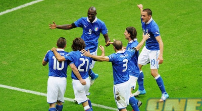 באלוטלי וחבריו חוגגים שער. מה הם יעשו מול ספרד? (GettyImages)