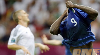 באלוטלי חוגג, שווייני מאוכזב ברקע (רויטרס)