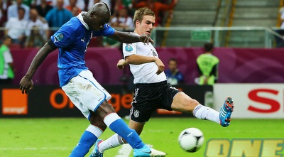 באלוטלי בועט את השני שלו ושל איטליה (GettyImages)