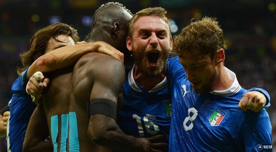 באלוטלי חוגג עם דה רוסי, מי לא רוצה לראות את זה מקרוב? (GettyImages) באלוטלי חוגג עם דה רוסי, מי לא רוצה לראות את זה מקרוב? (GettyImages)