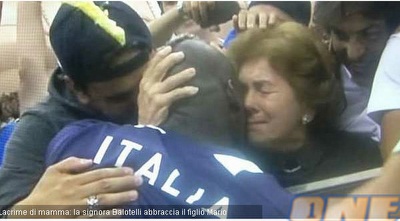 באלוטלי עם אימו המאמצת בתום המשחק (צילום מסך)