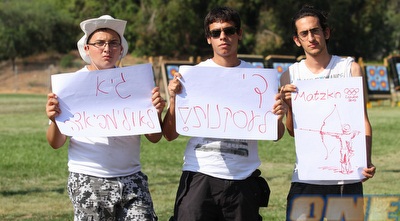 מפגינים למען גיא מצקין (שי לוי)