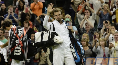 בנהטו המאוכזב מודה לקהל, בסוף הוא כבר לא עמד על הרגליים (רויטרס)