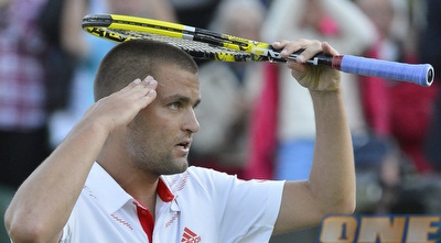 יוז´ני מודה לקהל בדרכו שלו לאחר שעלה לשמינית הגמר (רויטרס)