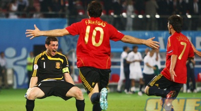 וייה וססק חוגגים עם קסיאס אחרי הניצחון על איטליה ביורו 2008 (GettyImages)