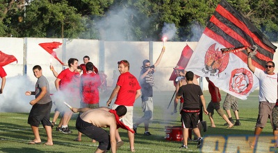 אוהדי הפועל ר&qout;ג ורימון העשן (שי לוי) אוהדי הפועל ר&qout;ג ורימון העשן (שי לוי)