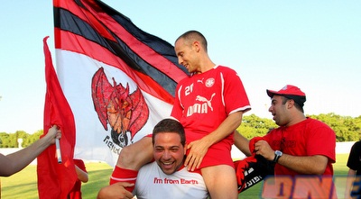 בוקסנבוים על הכתפיים של האוהדים (שי לוי) בוקסנבוים על הכתפיים של האוהדים (שי לוי)