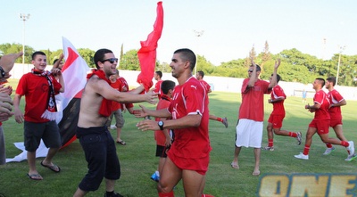 יוגב בן סימון עם אוהדי הפועל ר&qout;ג (שי לוי) יוגב בן סימון עם אוהדי הפועל ר&qout;ג (שי לוי)