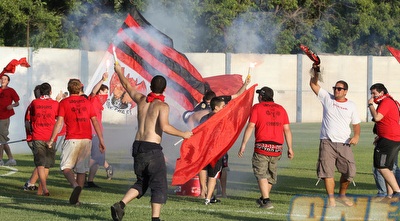 אוהדי הפועל ר&qout;ג ורימון העשן (שי לוי) אוהדי הפועל ר&qout;ג ורימון העשן (שי לוי)