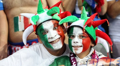 אוהדים איטלקים לפני המשחק (יוסי ציפקיס) אוהדים איטלקים לפני המשחק (יוסי ציפקיס)