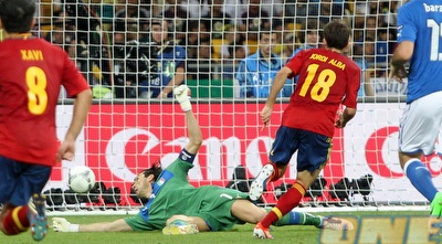 ג´ורדי אלבה מכניע את בופון (יוסי ציפקיס) ג´ורדי אלבה מכניע את בופון (יוסי ציפקיס)