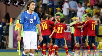 פירלו מאוכזב על רקע הספרדים החוגגים (יוסי ציפקיס) פירלו מאוכזב על רקע הספרדים החוגגים (יוסי ציפקיס)