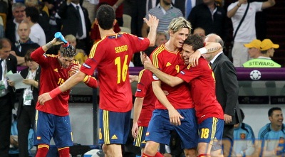 פרננדו טורס חוגג עם החברים (יוסי ציפקיס)