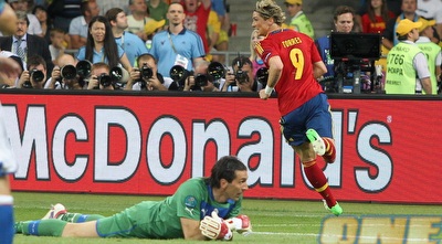 טורס חוגג אחרי שהכניע את בופון (יוסי ציפקיס) טורס חוגג אחרי שהכניע את בופון (יוסי ציפקיס)