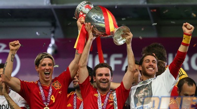 סרחיו ראמוס, חואן מאטה ופרננדו טורס (GettyImages) סרחיו ראמוס, חואן מאטה ופרננדו טורס (GettyImages)