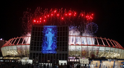 זיקוקי דינור באצטדיון האולימפי בקייב (GettyImages) זיקוקי דינור באצטדיון האולימפי בקייב (GettyImages)
