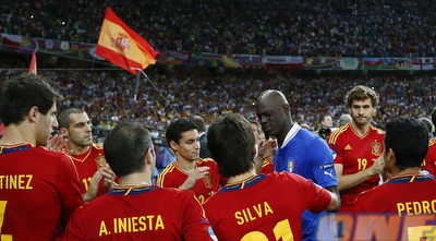 שחקני נבחרת ספרד מנחמים את מריו באלוטלי (רויטרס) שחקני נבחרת ספרד מנחמים את מריו באלוטלי (רויטרס)