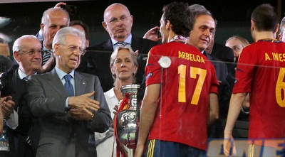 אבי לוזון צופה בארבלואה ואינייסטה (יוסי ציפקיס) אבי לוזון צופה בארבלואה ואינייסטה (יוסי ציפקיס)