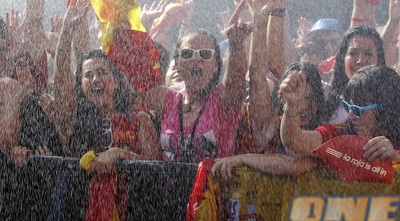 אוהדות ספרדיות בסיבלס (רויטרס) אוהדות ספרדיות בסיבלס (רויטרס)