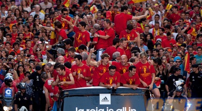 שחקני נבחרת ספרד על האוטובוס (GettyImages) שחקני נבחרת ספרד על האוטובוס (GettyImages)