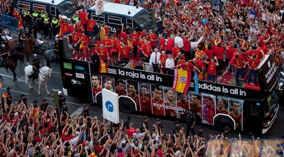 שחקני נבחרת ספרד על האוטובוס (GettyImages) שחקני נבחרת ספרד על האוטובוס (GettyImages)