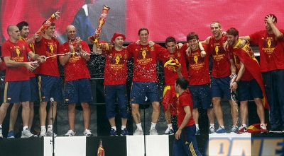 שחקני ספרד על הבמה בכיכר סיבלס (רויטרס) שחקני ספרד על הבמה בכיכר סיבלס (רויטרס)