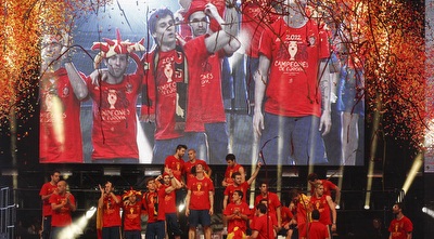 שחקני ספרד על הבמה בכיכר סיבלס (רויטרס) שחקני ספרד על הבמה בכיכר סיבלס (רויטרס)