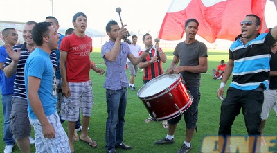 אוהדי סכנין באימון. כניסה חינם בשבת (יניב גונן) אוהדי סכנין באימון. כניסה חינם בשבת (יניב גונן)