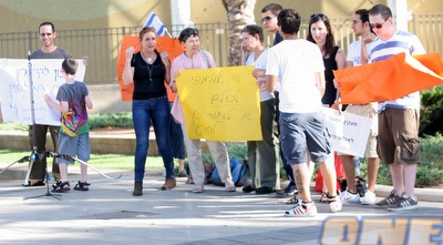 מפגינים למען גיא מצקין וטומי ארשנסקי (חגי ניזרי)