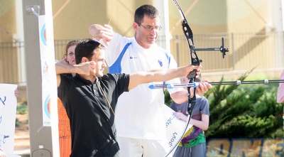 גל יקותיאל מפגין סולידריות עם ענף החץ וקשת (חגי ניזרי)