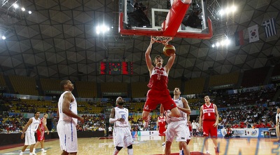 קירילנקו מטביע לסל של הרפובליקה הדומיניקנית (רויטרס)