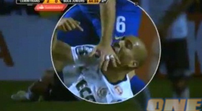 אמרסון נושך את קארוסו (ONE)