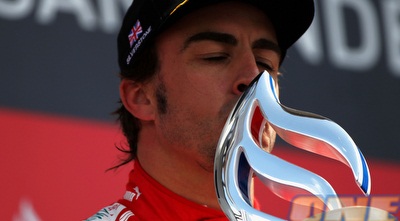 אלונסו עם הגביע של המקום השני (GettyImages)