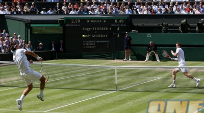 רוג´ר פדרר חובט מול אנדי מארי במערכה הראשונה (GettyImages)