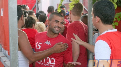 סלים טועמה נכנס למתחם ומתקבל באהבה (משה חרמון)