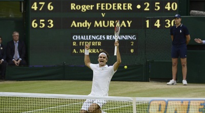 פדרר נופל על הדשא ברגע הזכיה. אפילו הלוח עוד לא התעדכן (רויטרס)