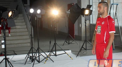 שכטר מצטלם במדים החדשים. העתיד עדיין לא ברור (האתר הרשמי)