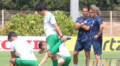 עטר וצדוק מלכה צופים בשחקנים (עמית מצפה)