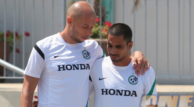 אדין צוצאליץ´ ואייל משומר. האחד חוזר, השני על הספסל (עמית מצפה) אדין צוצאליץ´ ואייל משומר. האחד חוזר, השני על הספסל (עמית מצפה)