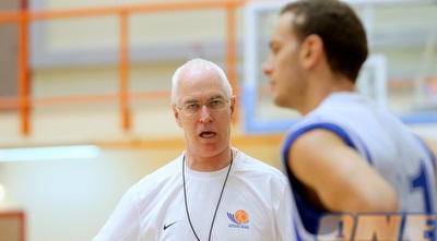 אריק שיבק מסביר ליובל נעימי (יניב גונן) אריק שיבק מסביר ליובל נעימי (יניב גונן)