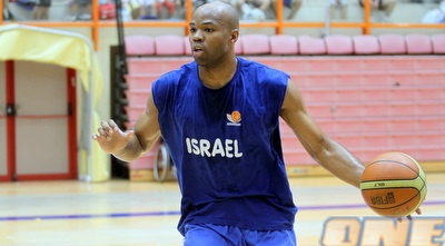 אלכס טיוס. גם לו יש קבוצה, אבל זו לא מכבי ת&qout;א (יניב גונן) אלכס טיוס. גם לו יש קבוצה, אבל זו לא מכבי ת&qout;א (יניב גונן)