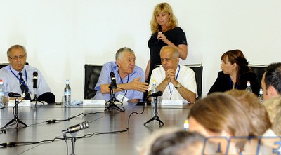 גילי טסלר, אבי לוזון, צבי בר וצביקה ניר בישיבה (ישראל מלובני)