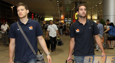 גל מקל ויוגב אוחיון בנמל התעופה (שי לוי)