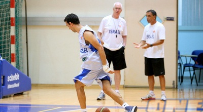 שיבק ומנחם צופים במורן רוט (יניב גונן)