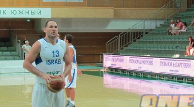 עידו קוז´יקרו על הקו. הנבחרת לא קלעה שבע דקות ברבע (איגוד הכדורסל) עידו קוז´יקרו על הקו. הנבחרת לא קלעה שבע דקות ברבע (איגוד הכדורסל)