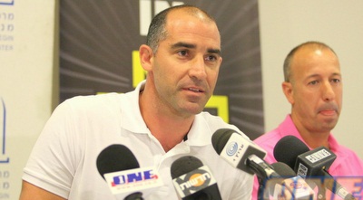 קורנפיין ושמוליק לוי. במרכז המאבק (משה חרמון) קורנפיין ושמוליק לוי. במרכז המאבק (משה חרמון)