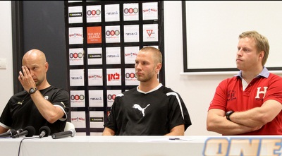 אסה פקונן (שמאל): &qout;היו בעיות בקבוצה, עכשיו הגענו עם כולם&qout; (חגי ניזרי)