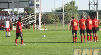 טועמה מסדר את הכדור החופשי (האתר הרשמי של הפועל ת&qout;א)