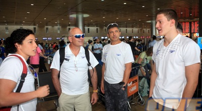 עברי, גניאל וקאופמן (יוסי ציפקיס)